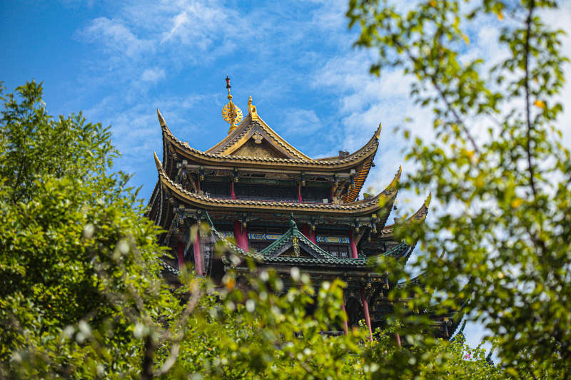 绿树间鸿恩阁图片