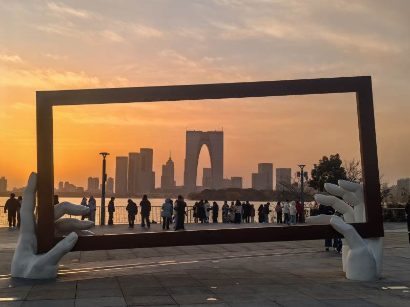 苏州金鸡湖大相框夕阳下的城市剪影图片