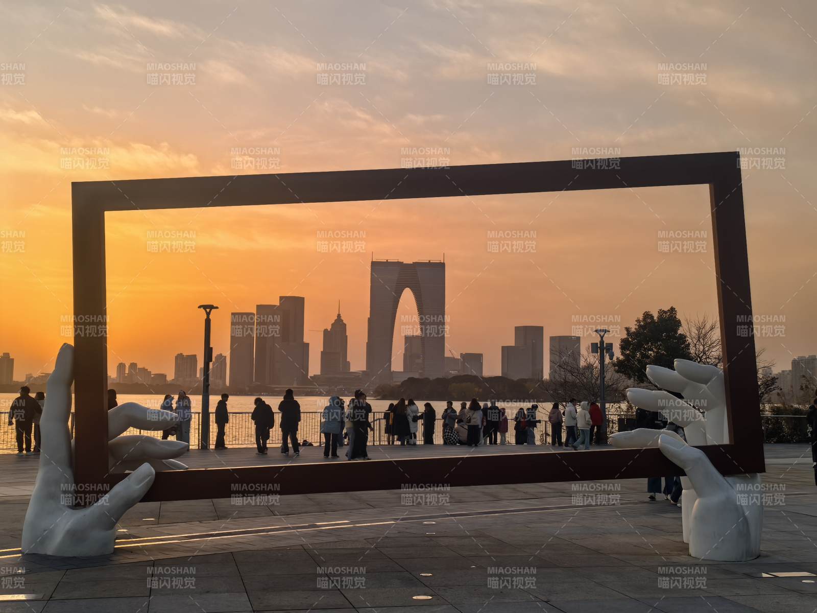 苏州金鸡湖大相框夕阳下的城市剪影图片