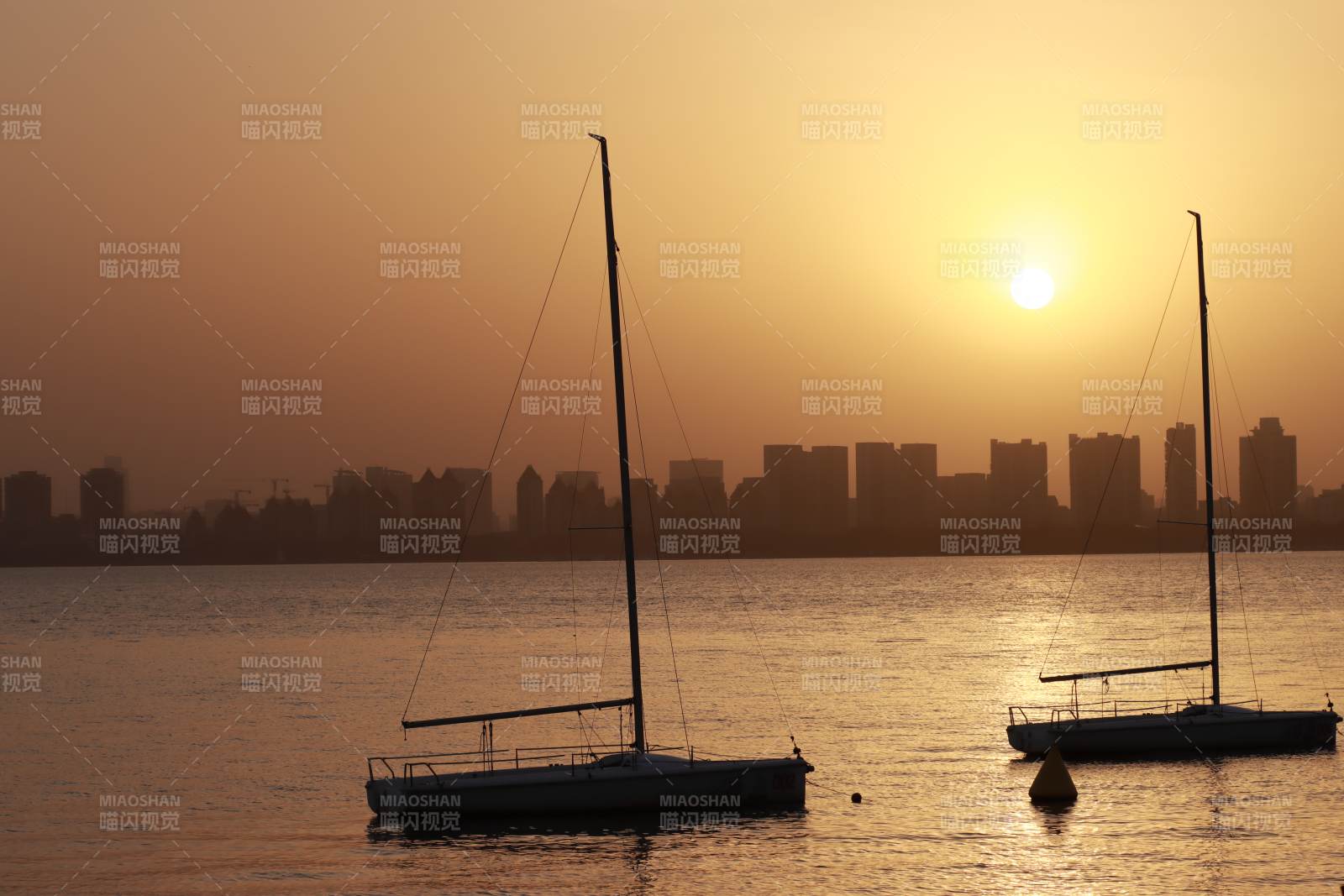 夕阳下的帆船剪影图片
