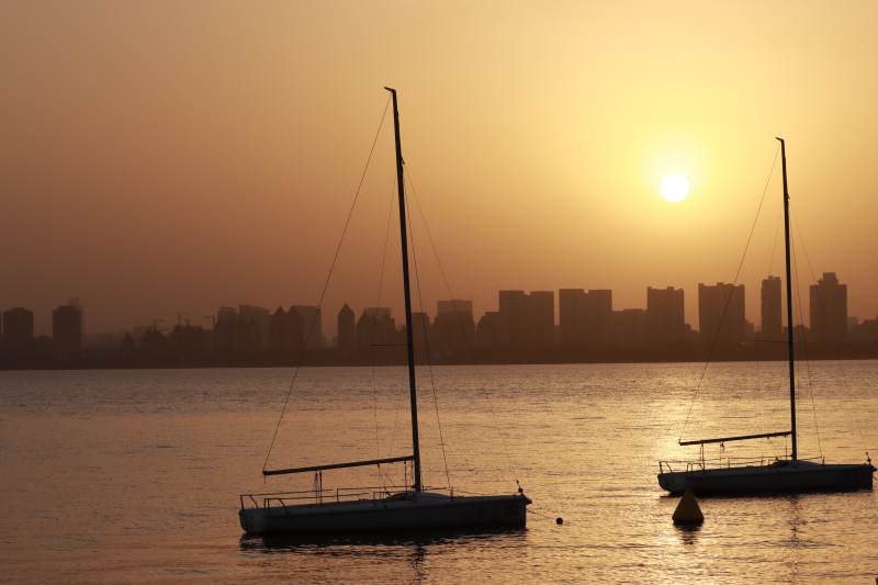 夕阳下的帆船剪影图片