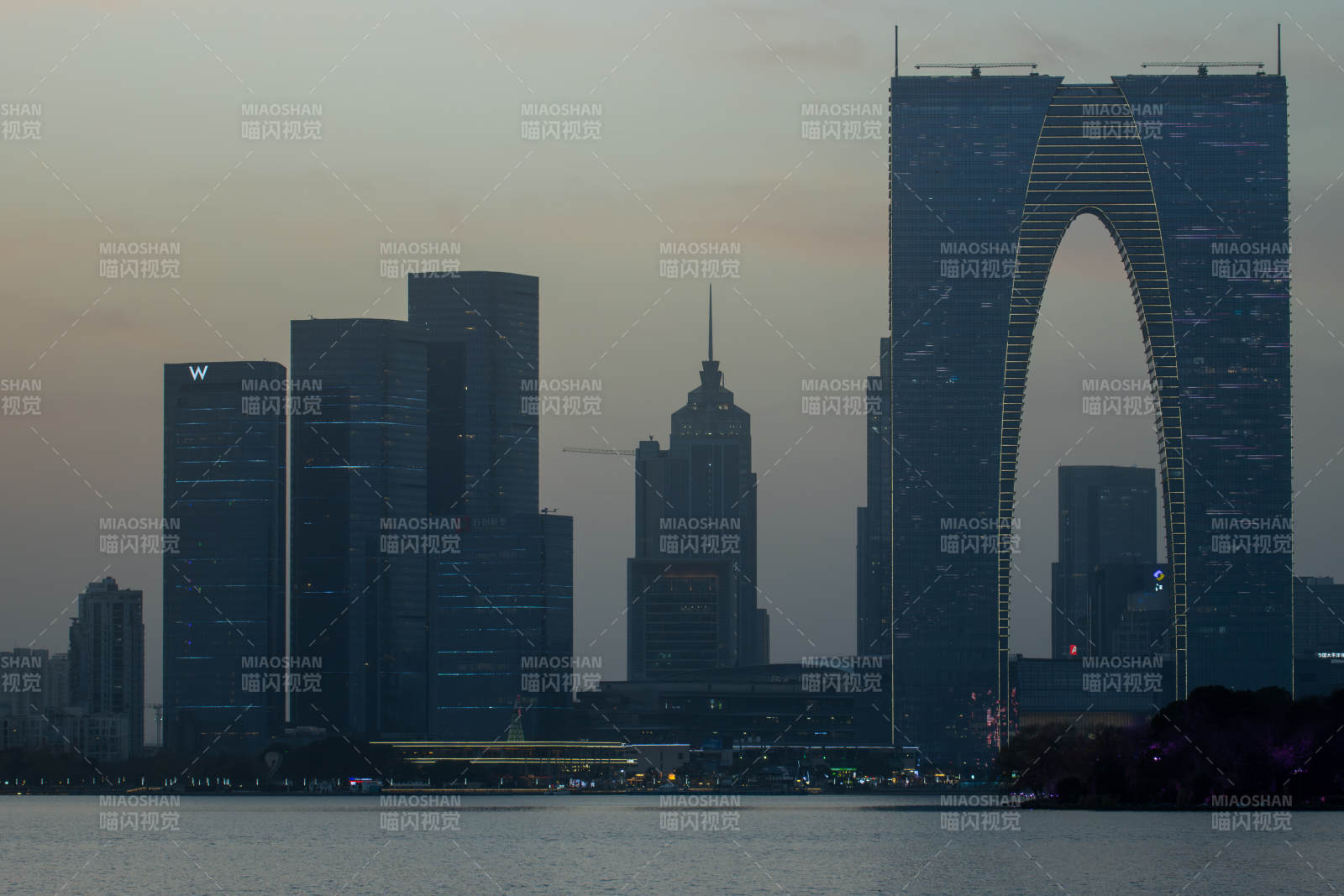 苏州金鸡湖东方之门城市天际线剪影图片