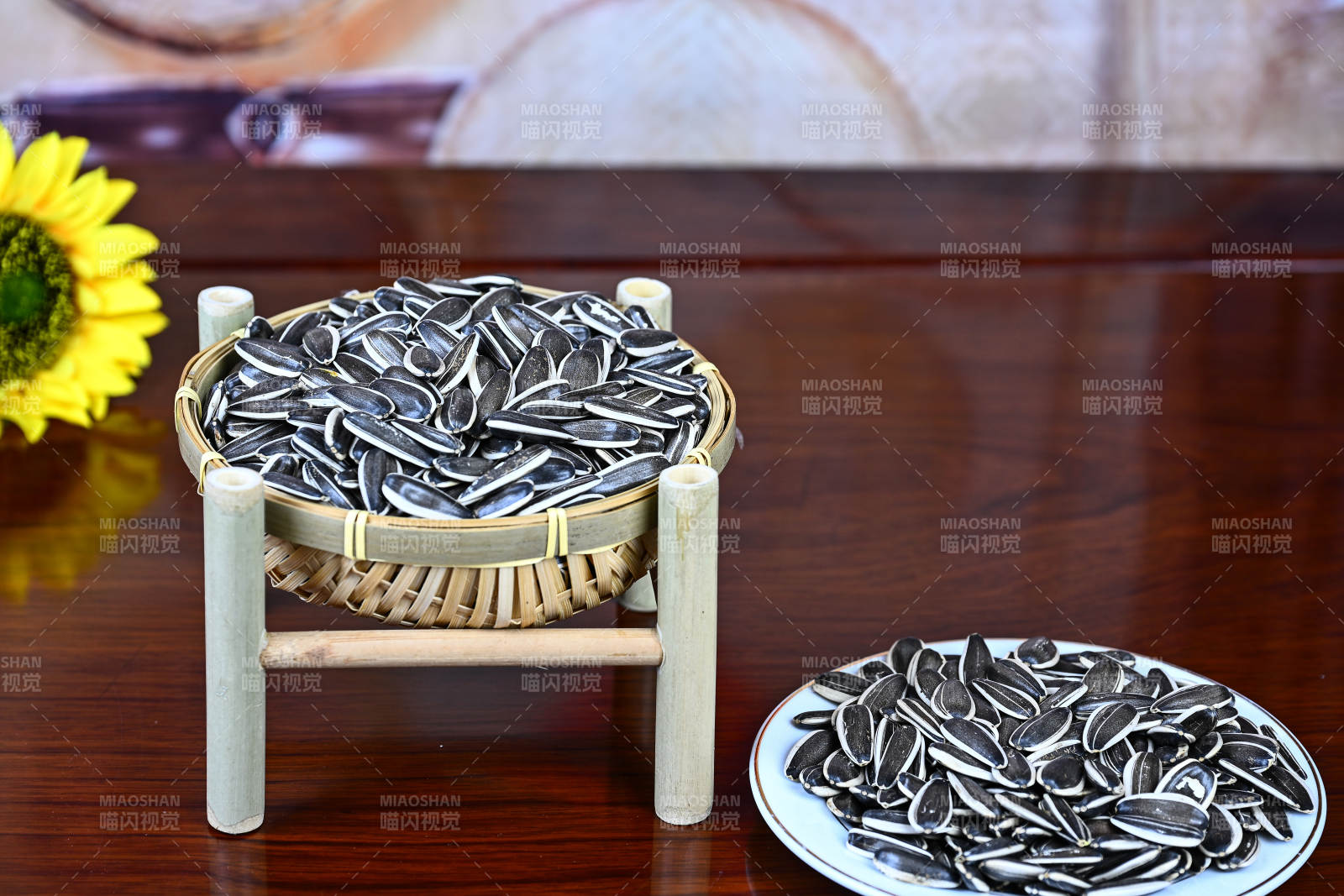 竹篮内盛装的饱满葵花籽特写图片