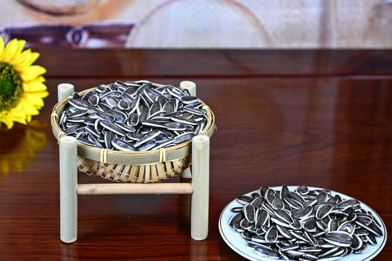 竹篮内盛装的饱满葵花籽特写图片