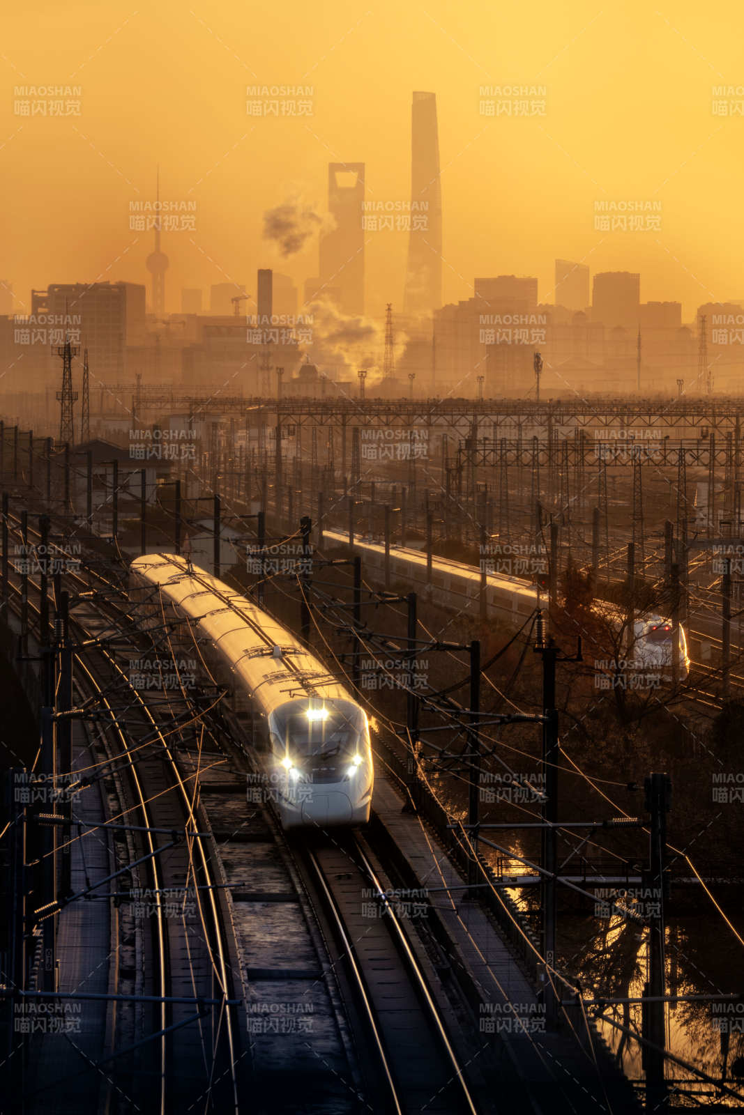 晨曦中的高铁疾驰图片