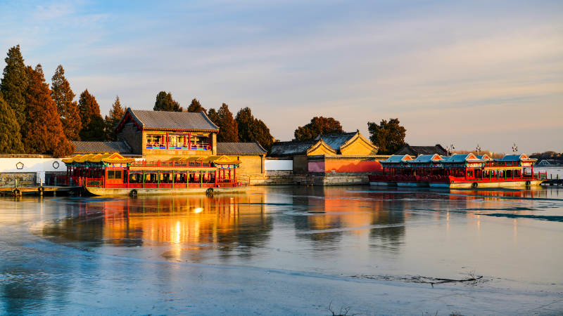 颐和园湖畔古建筑倒影图片