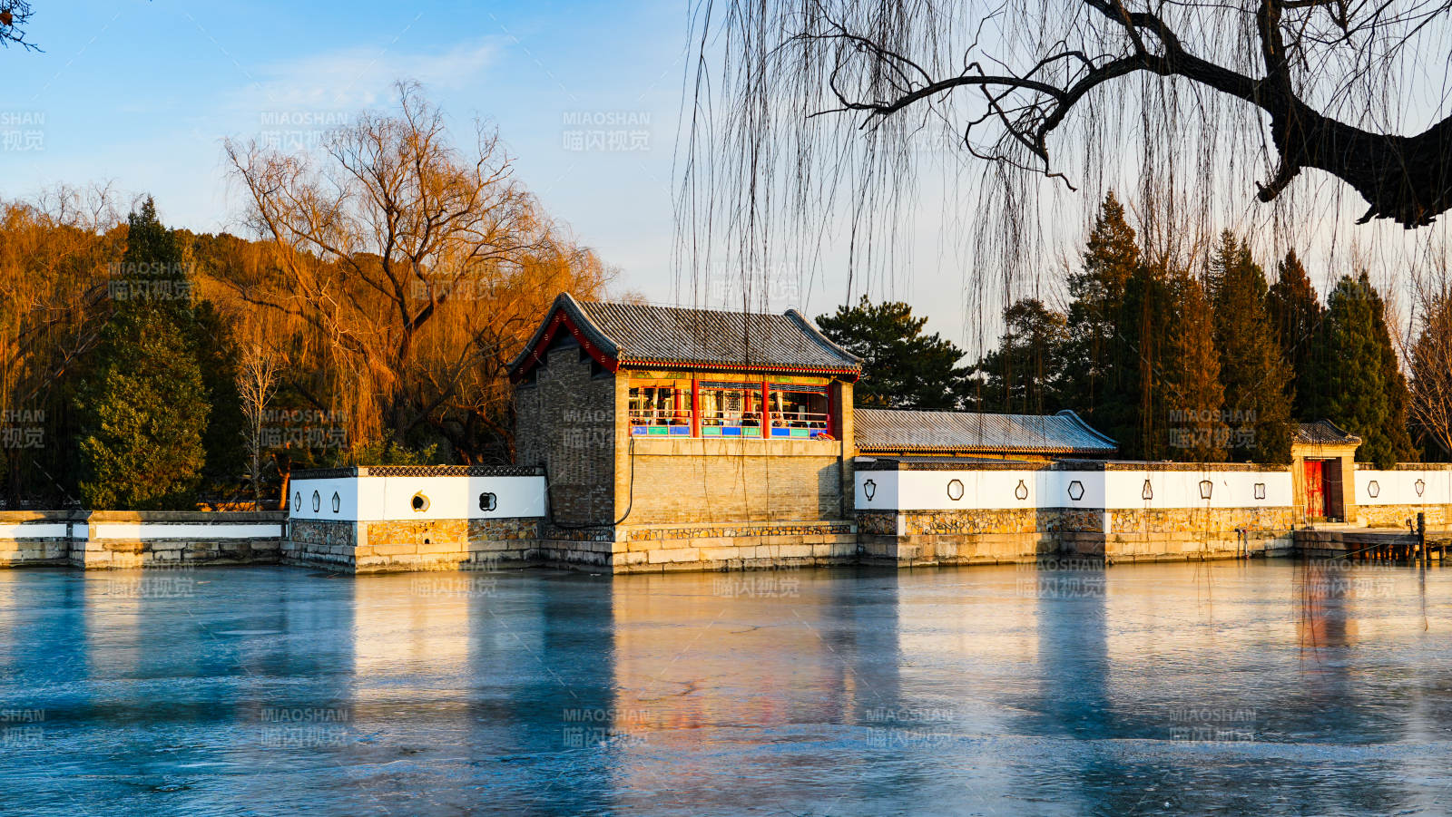 颐和园湖畔亭台秋色美图片