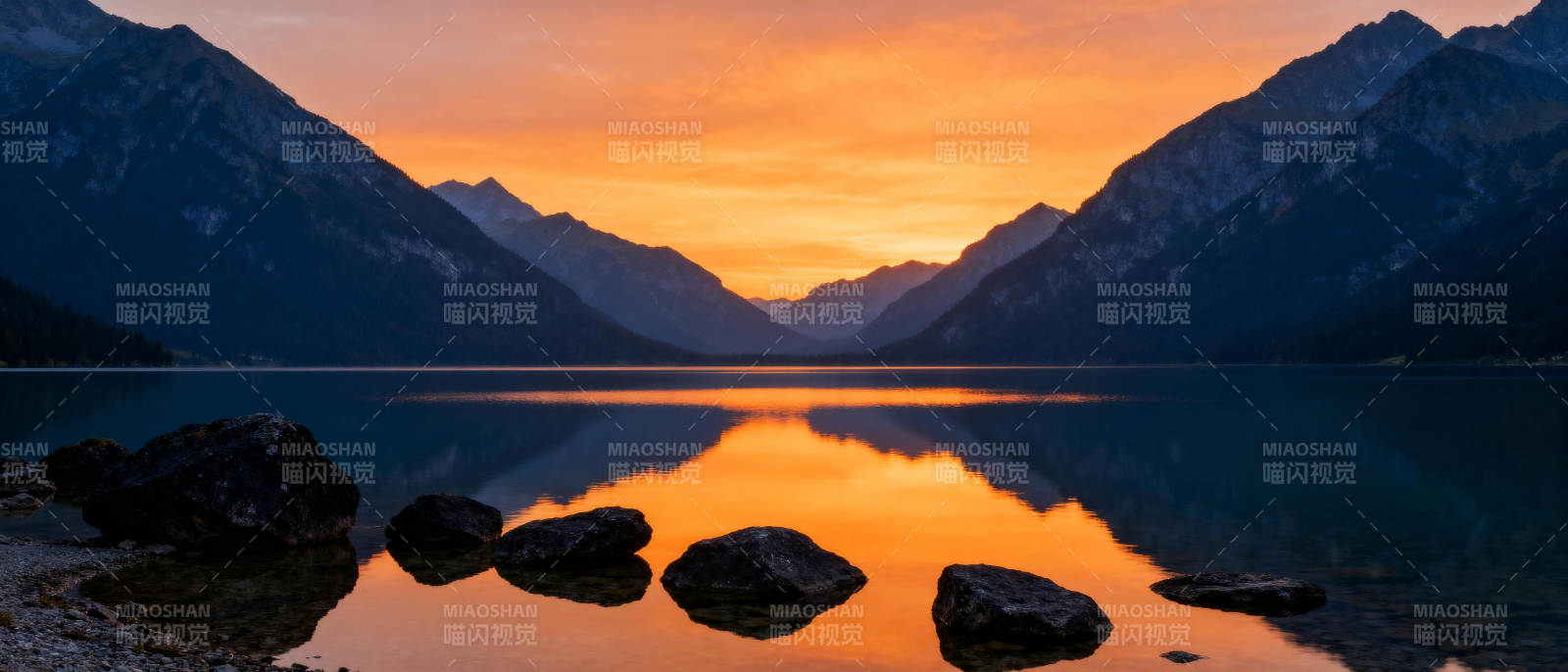 湖光山色映晚霞图片