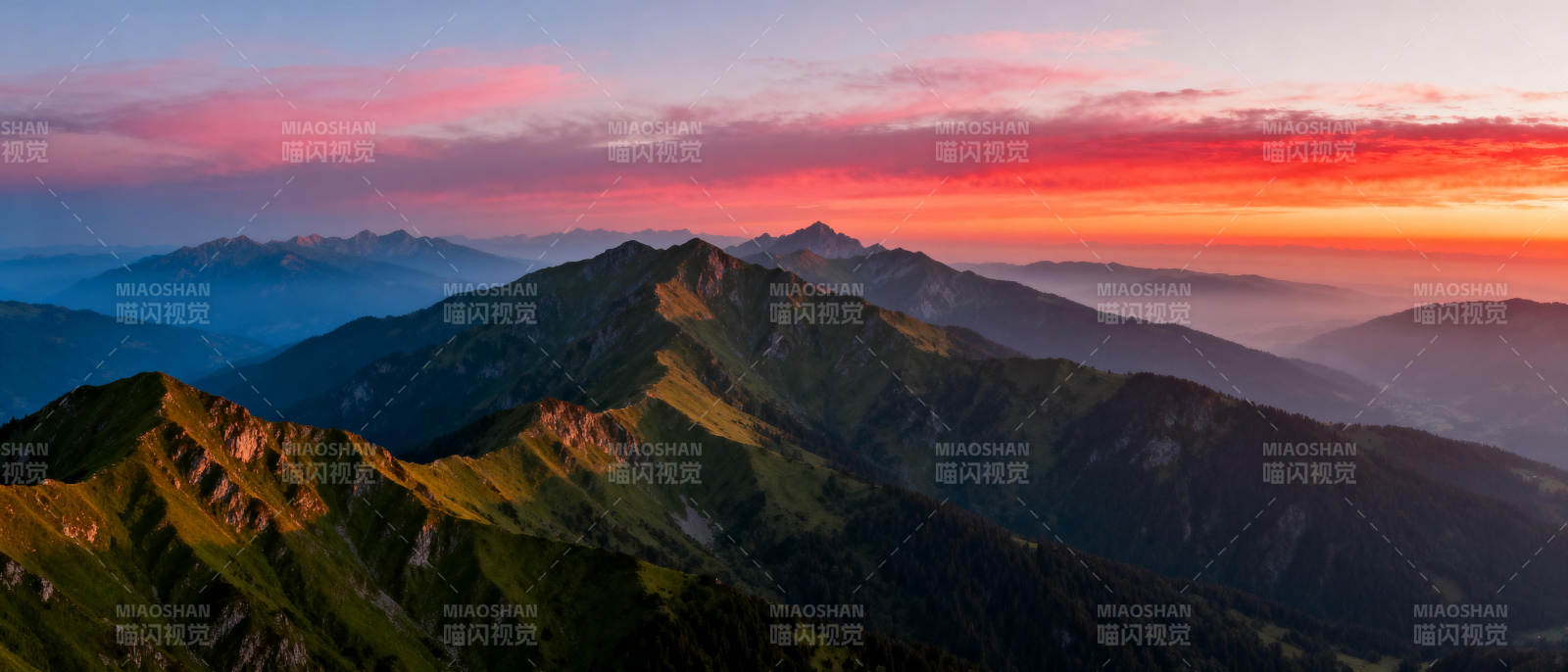 山巅日出壮丽景色图片