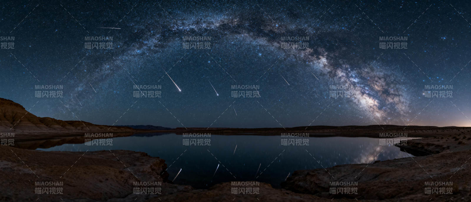 银河映湖夜空图片