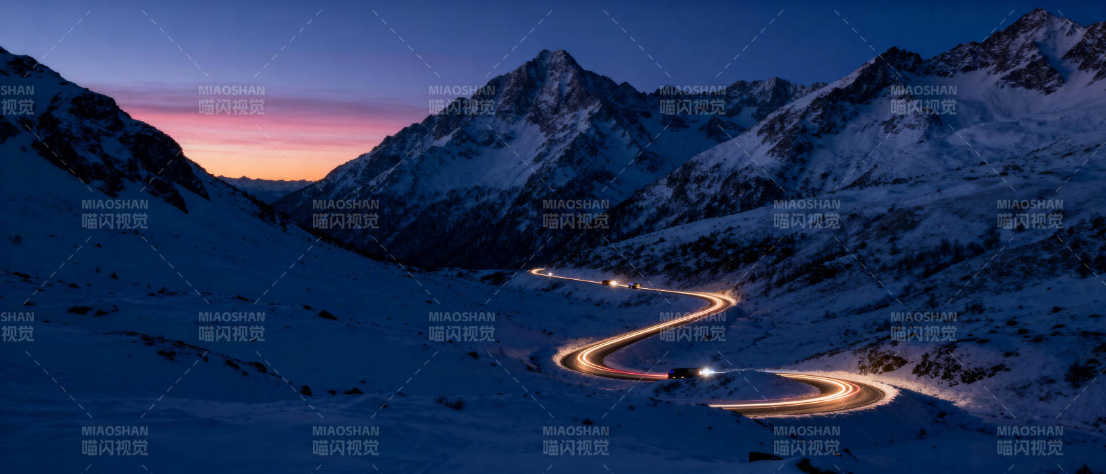 雪夜山路灯光轨迹图片