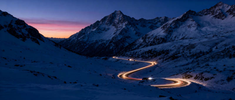 雪夜山路灯光轨迹图片
