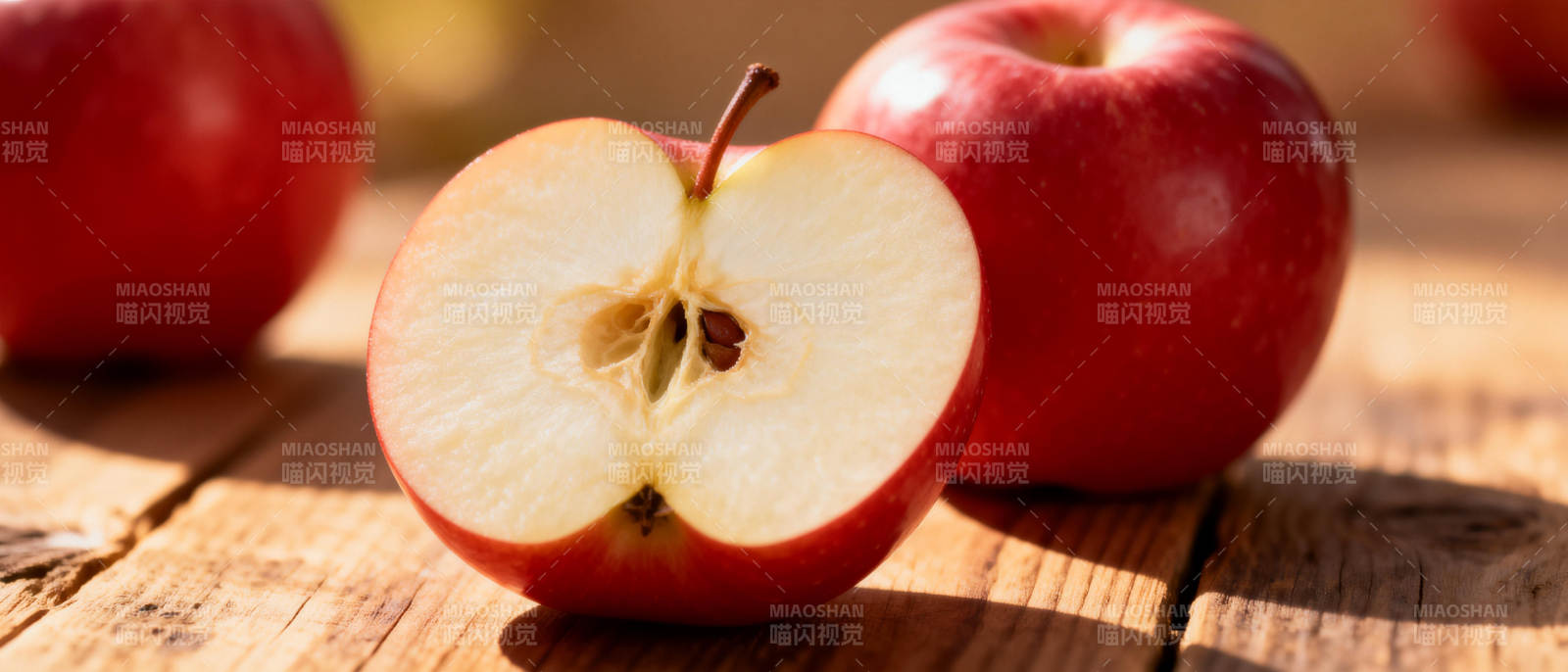 红苹果切半特写图片