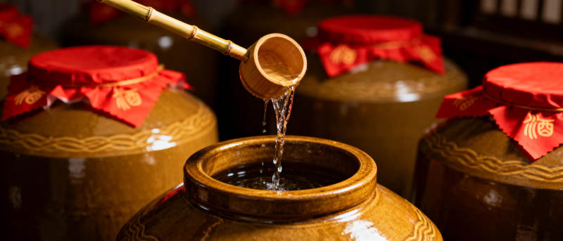 酒香四溢 竹勺斟酒图片