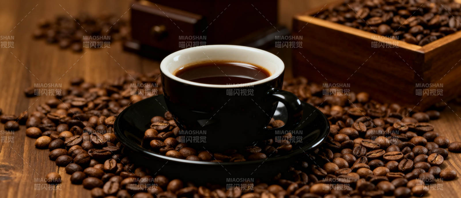 咖啡香浓 豆满桌图片