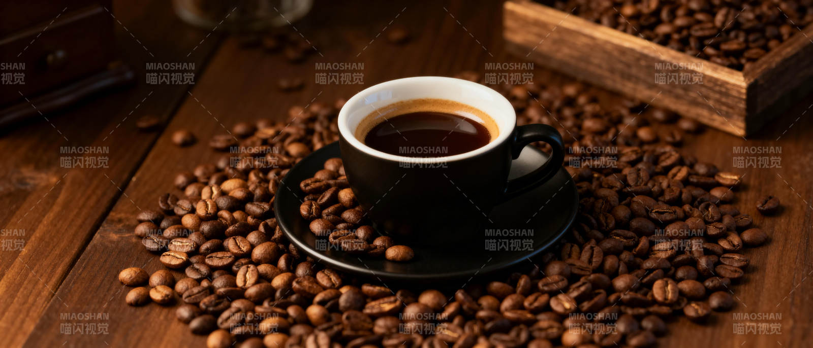 咖啡香浓 豆满桌图片