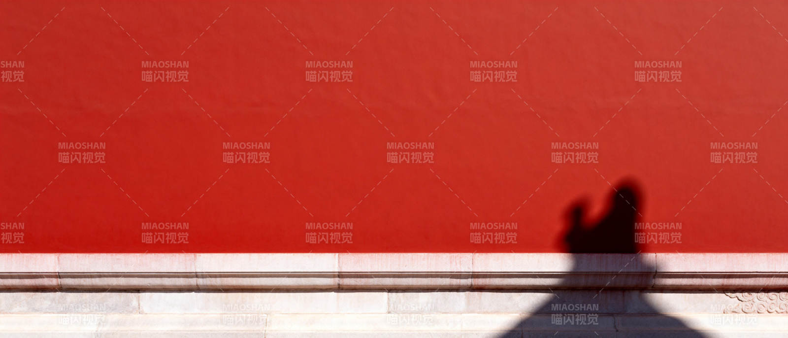 红墙下的影子图片
