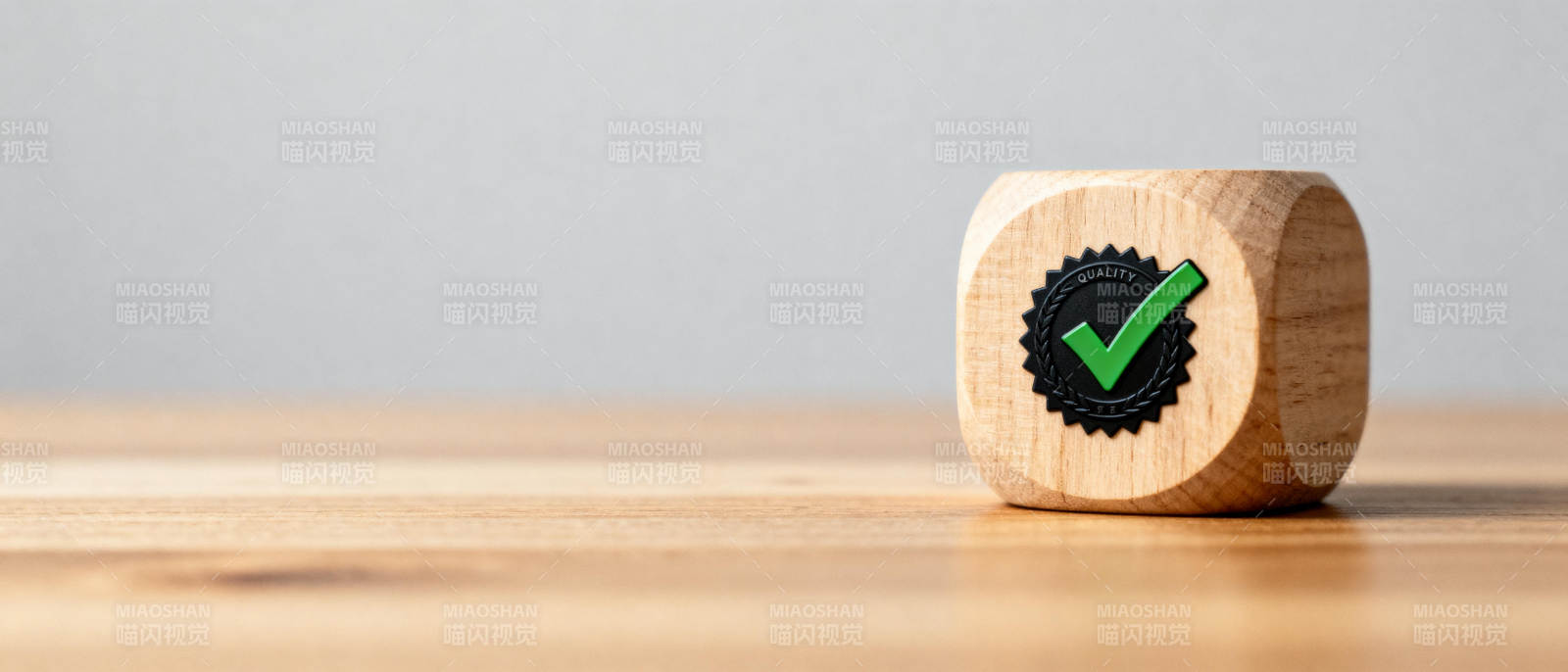 绿色对勾木块图片