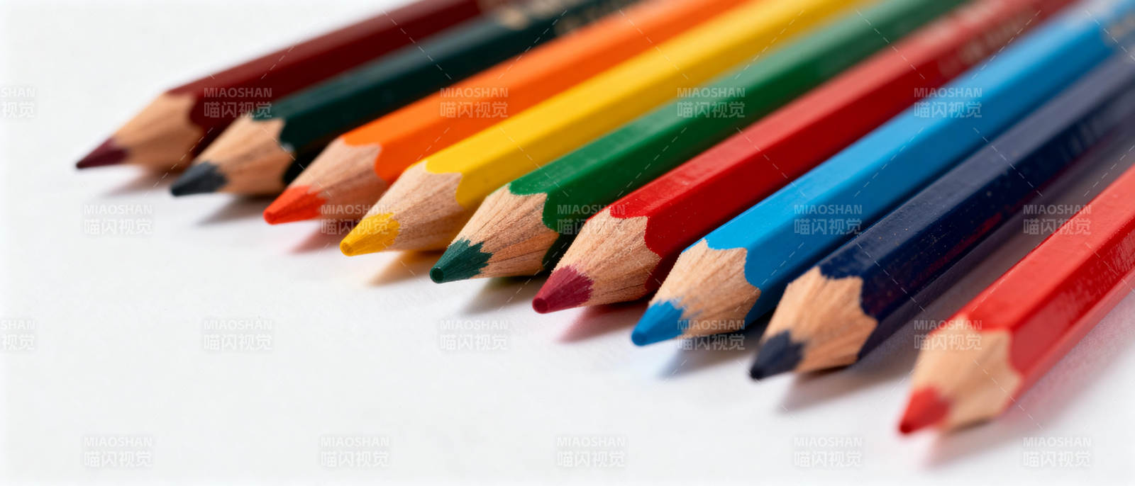 彩色铅笔排列图片