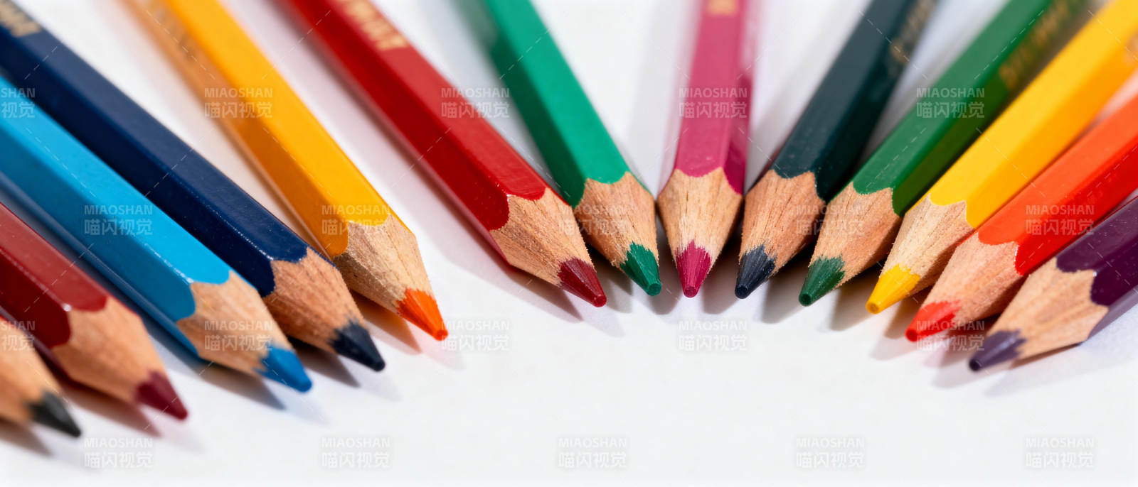 彩色铅笔排列图片