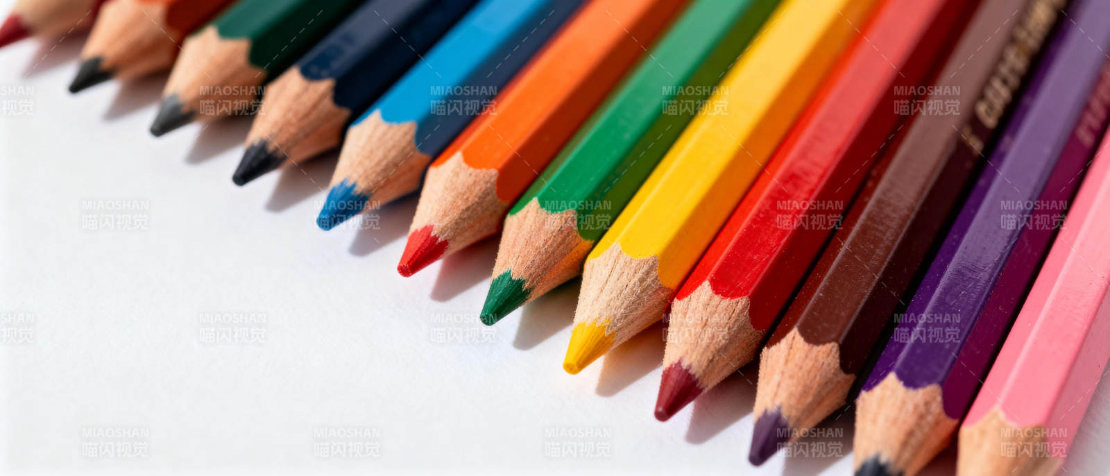 彩色铅笔排列图片