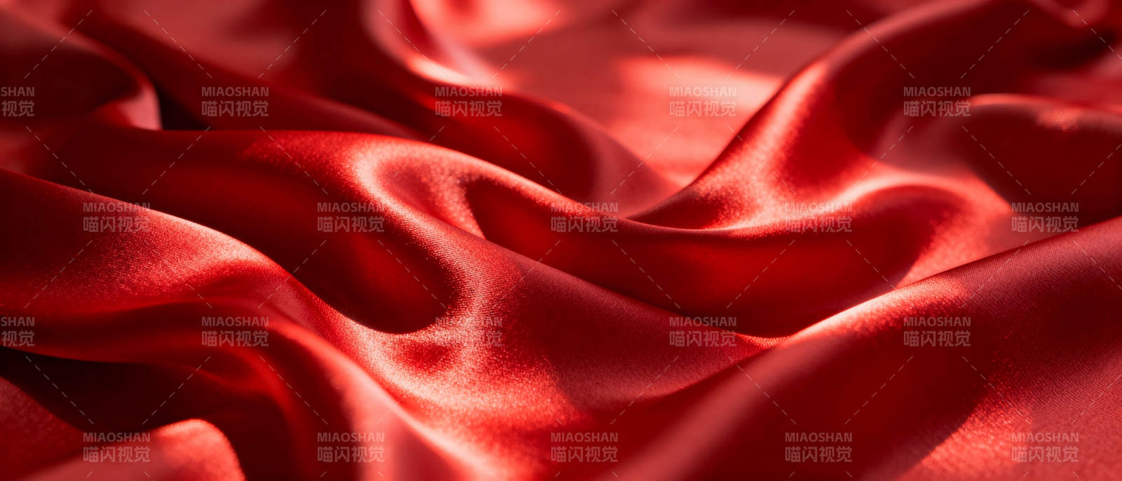 红色丝绒的柔美褶皱图片