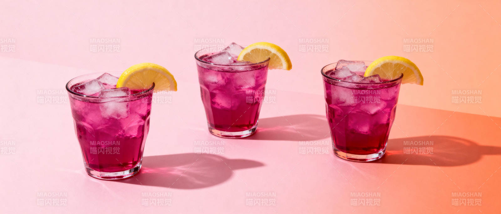 三杯紫饮配柠檬图片