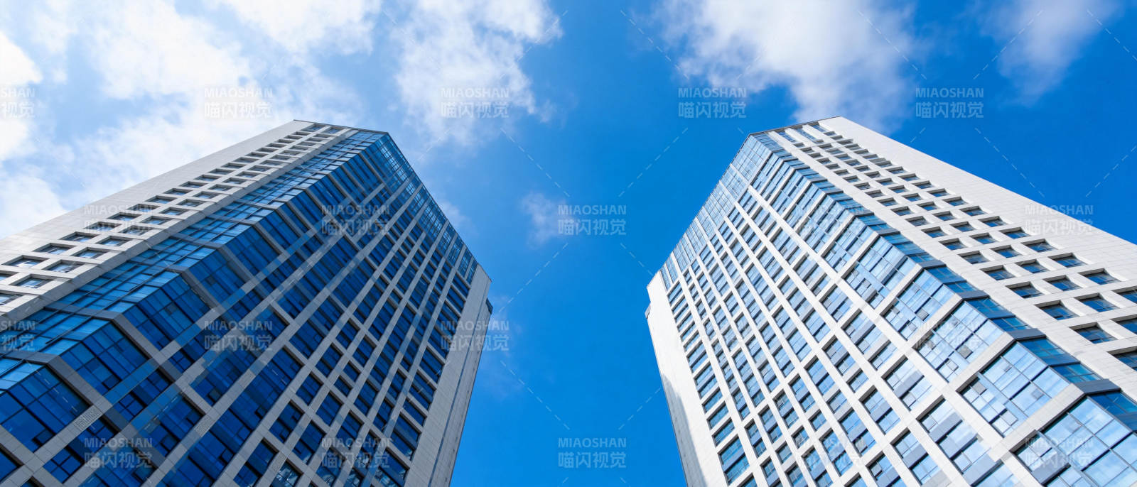 双塔耸立云霄图片