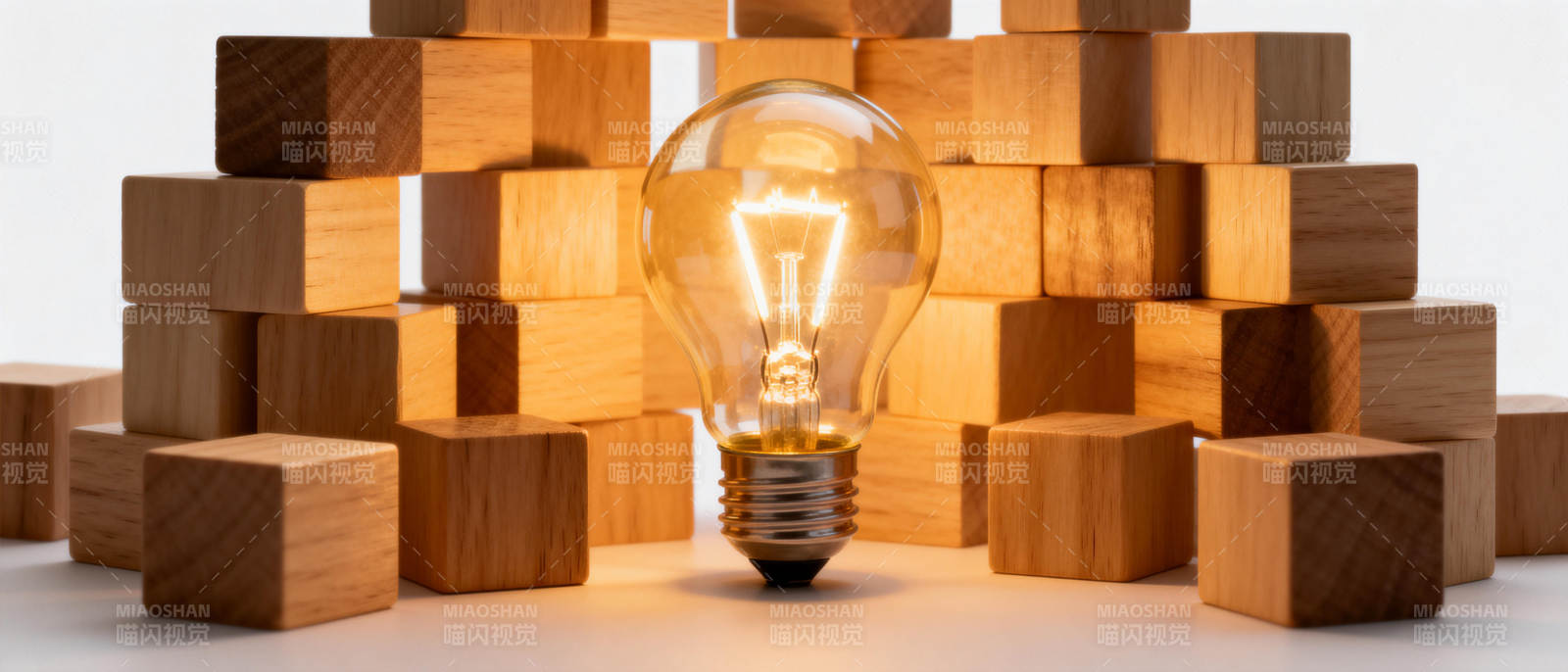 灯泡与木块的创意组合图片