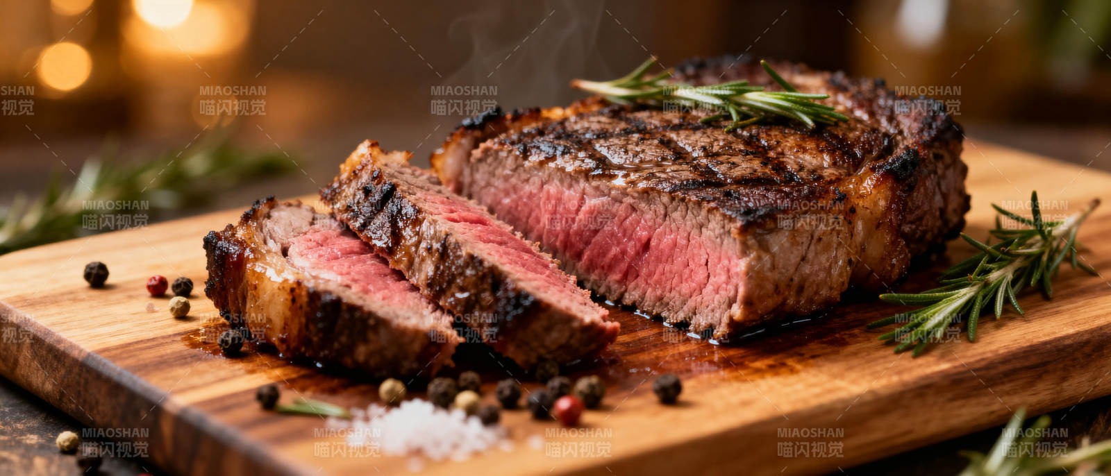 香煎牛排配迷迭香图片
