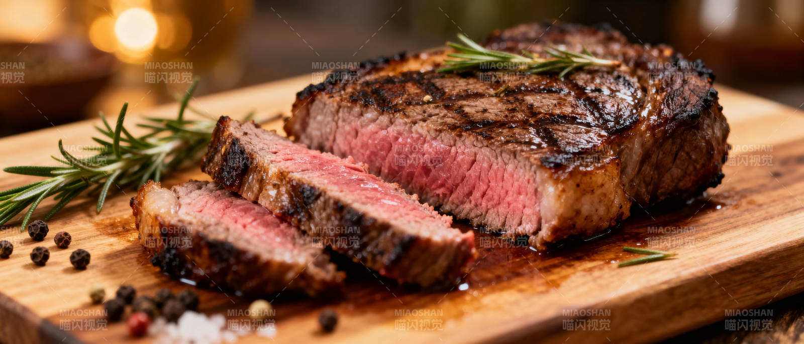 香煎牛排配迷迭香图片