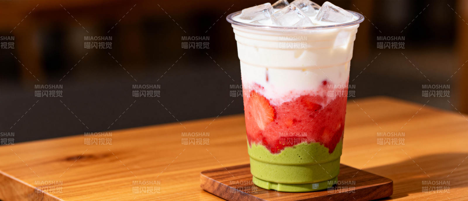草莓抹茶冰饮图片