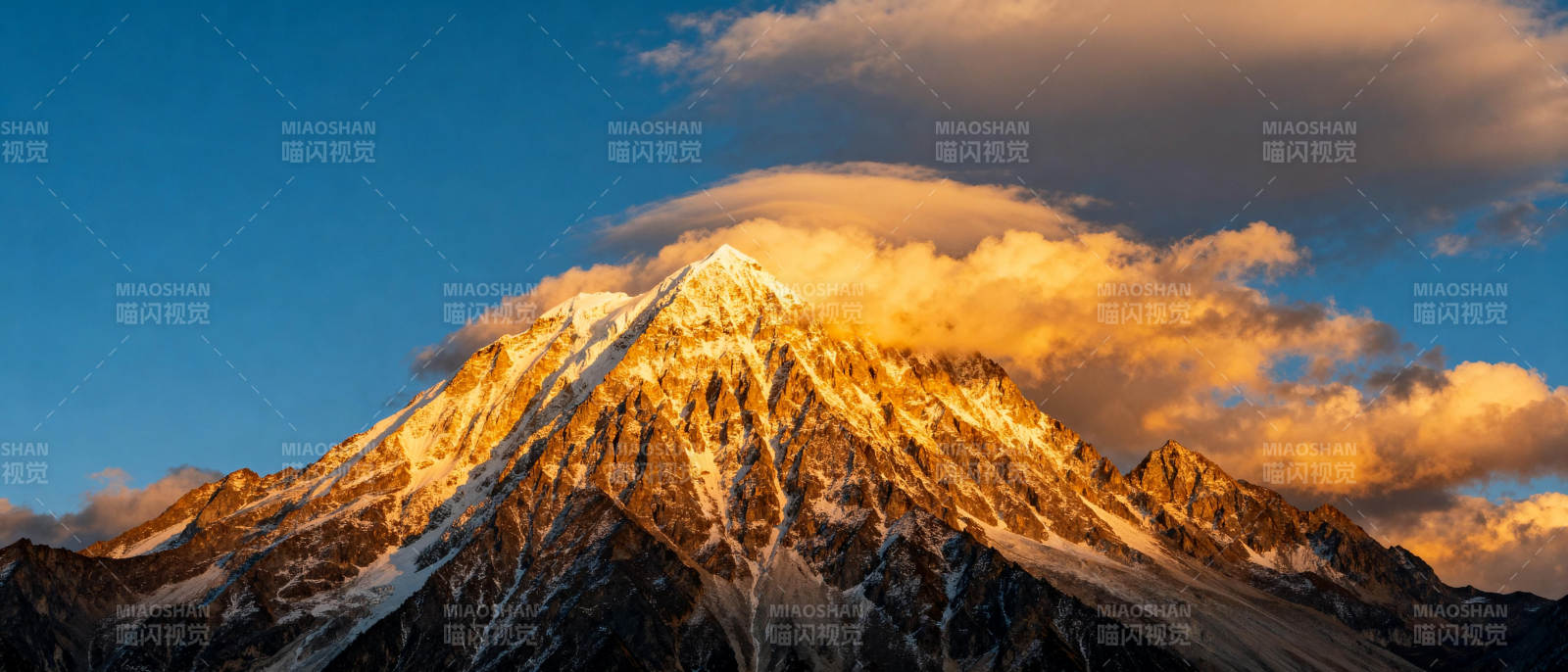 雪山日出壮丽景色图片