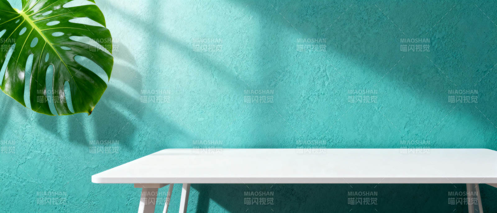 绿叶映影白桌图片