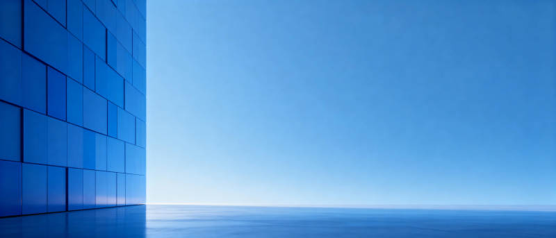 蓝墙映海天图片