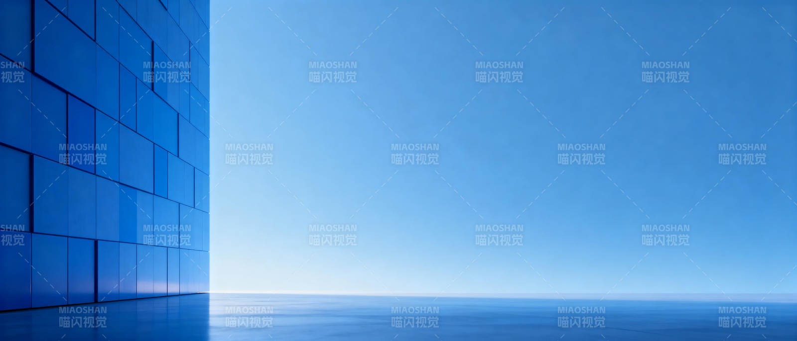 蓝墙映海天图片