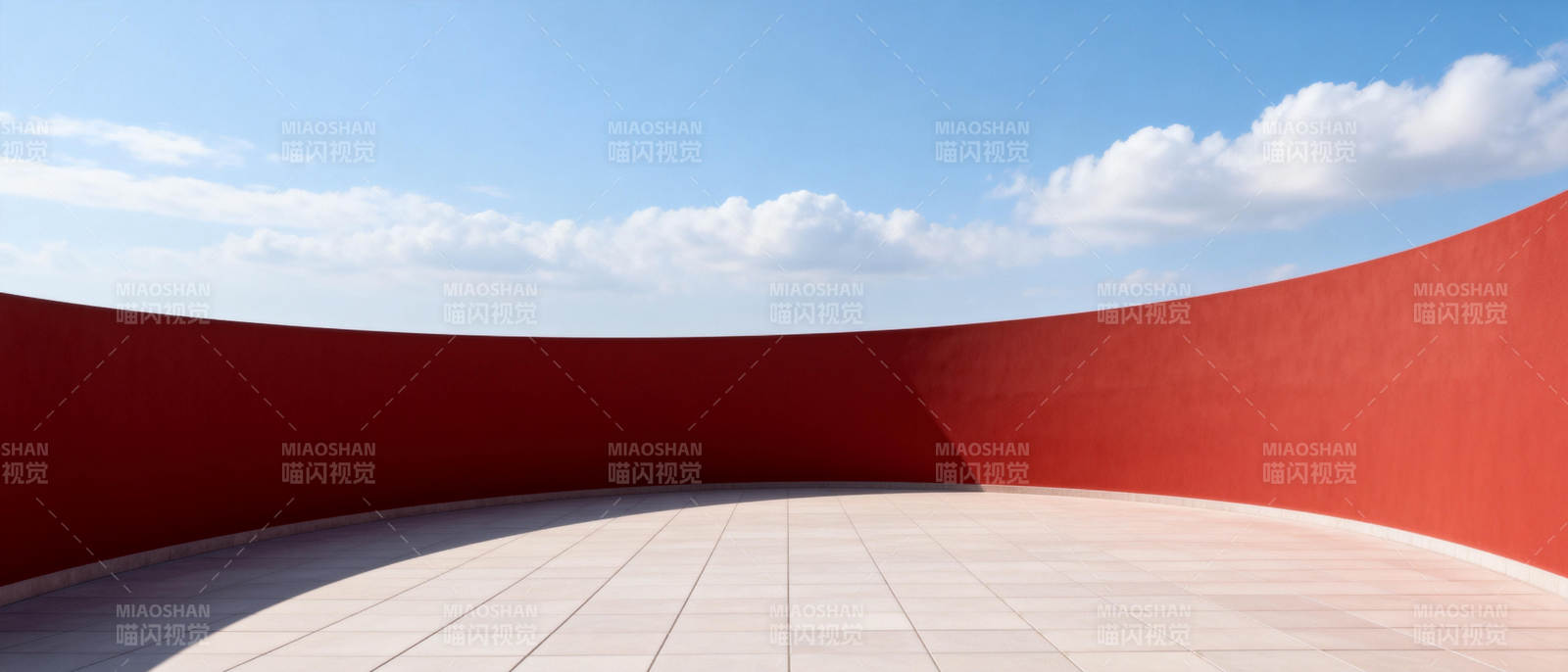 红色弧墙与蓝天图片