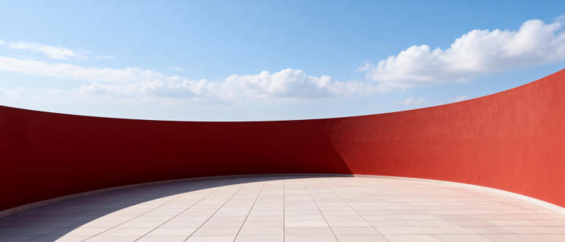 红色弧墙与蓝天图片