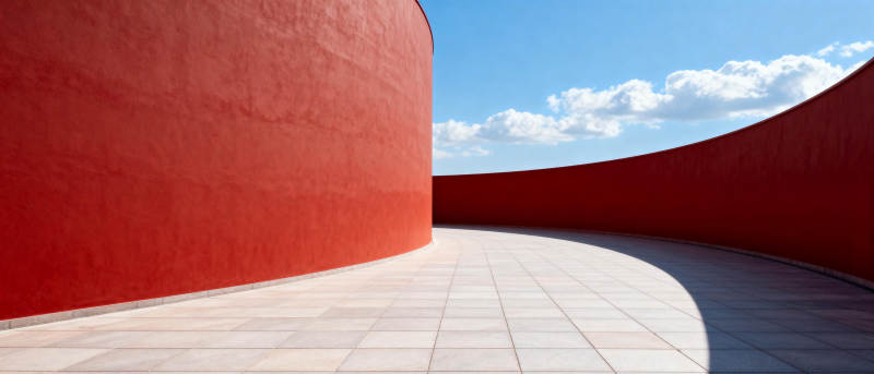 红墙曲径 蓝天映衬图片