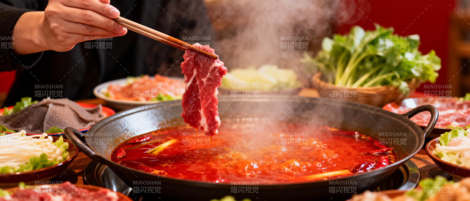 热气腾腾的火锅宴图片