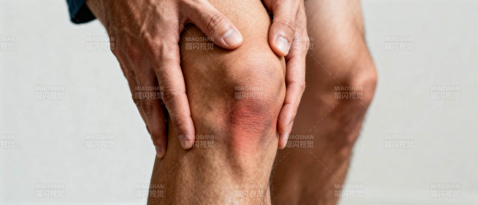 膝盖疼痛难忍图片