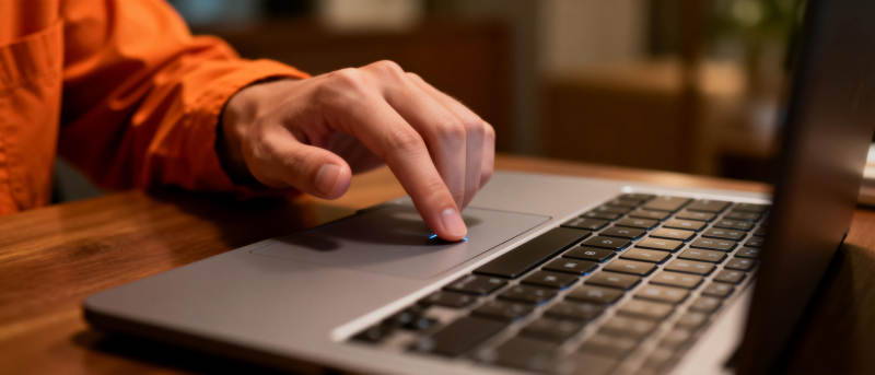 手指轻触笔记本触摸板图片