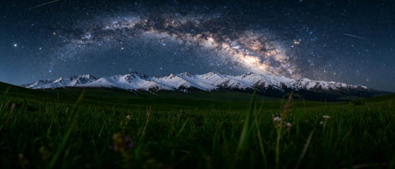 星河雪山夜景图片