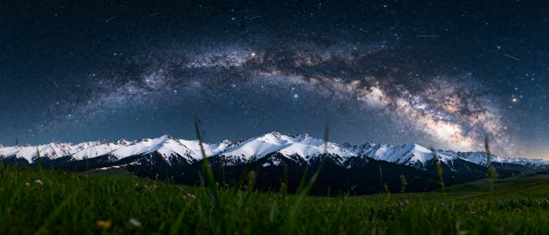 星河映雪山图片