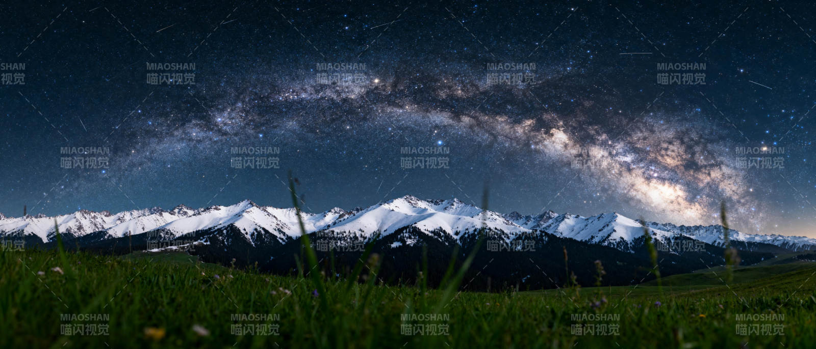 星河映雪山图片