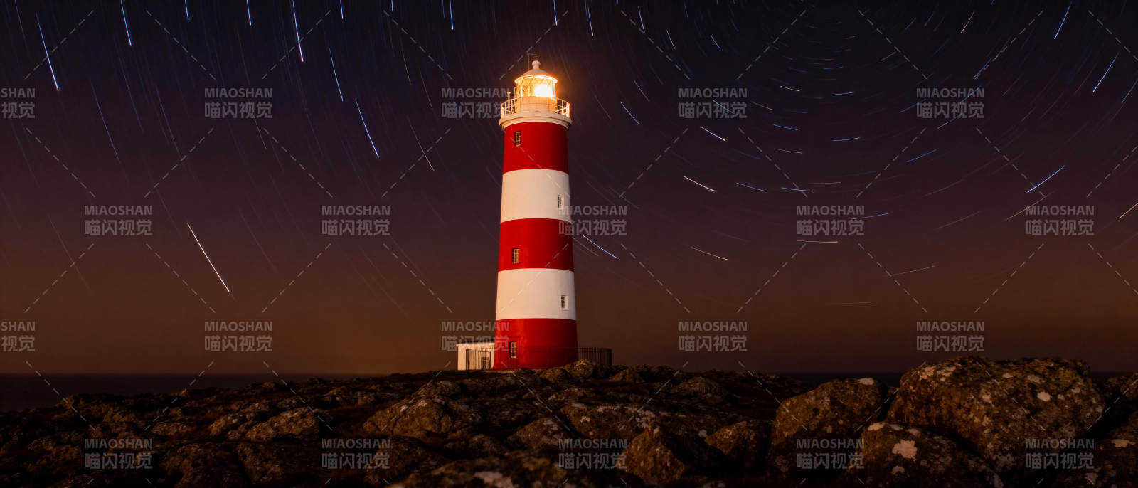 灯塔星轨夜景图片