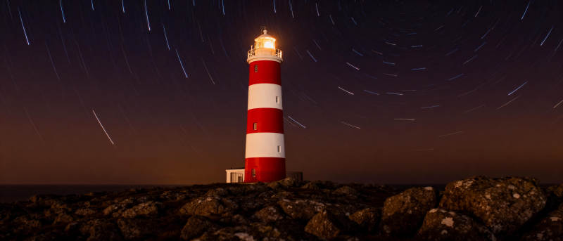 灯塔星轨夜景图片