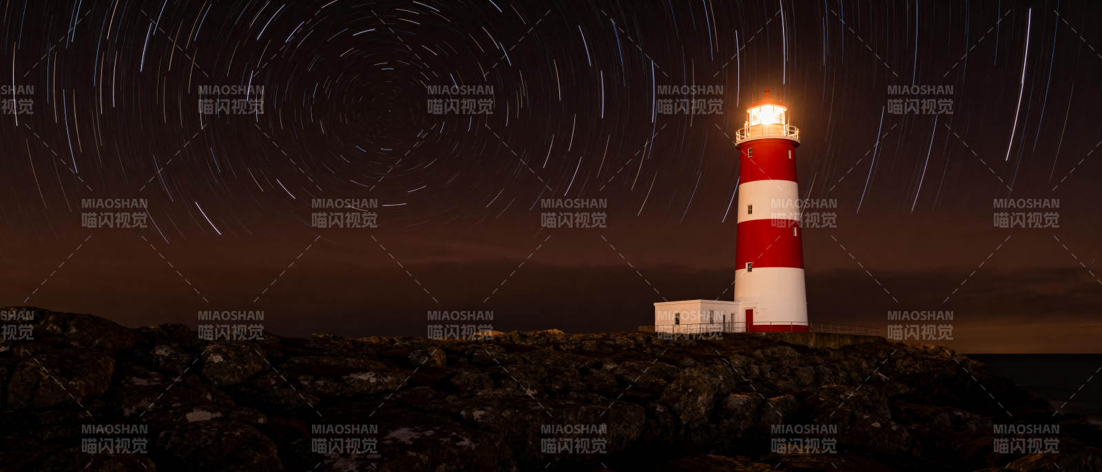 灯塔星轨夜景图片