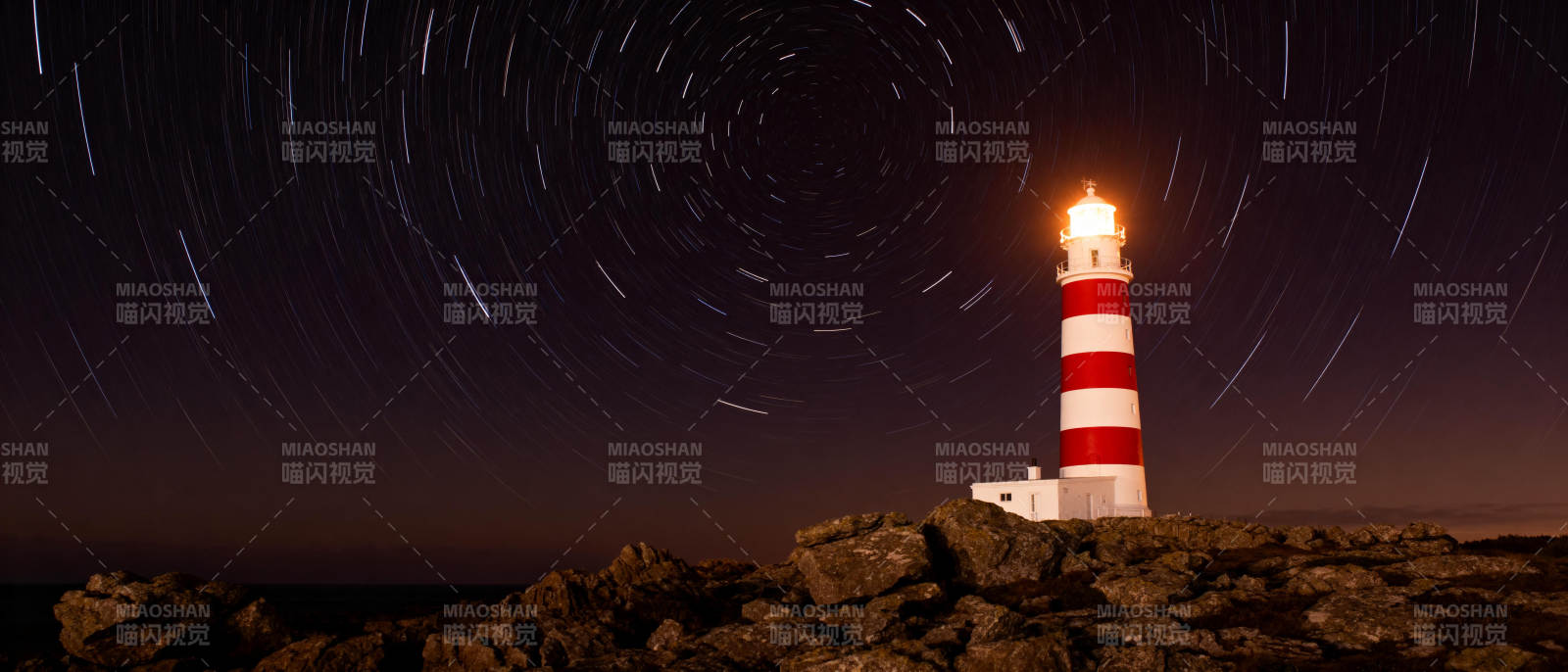 灯塔夜空星轨图片