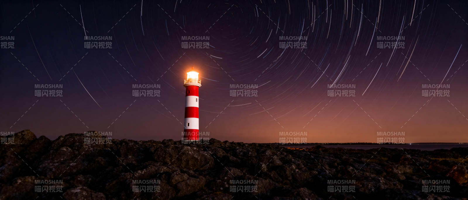 灯塔星轨夜景图片